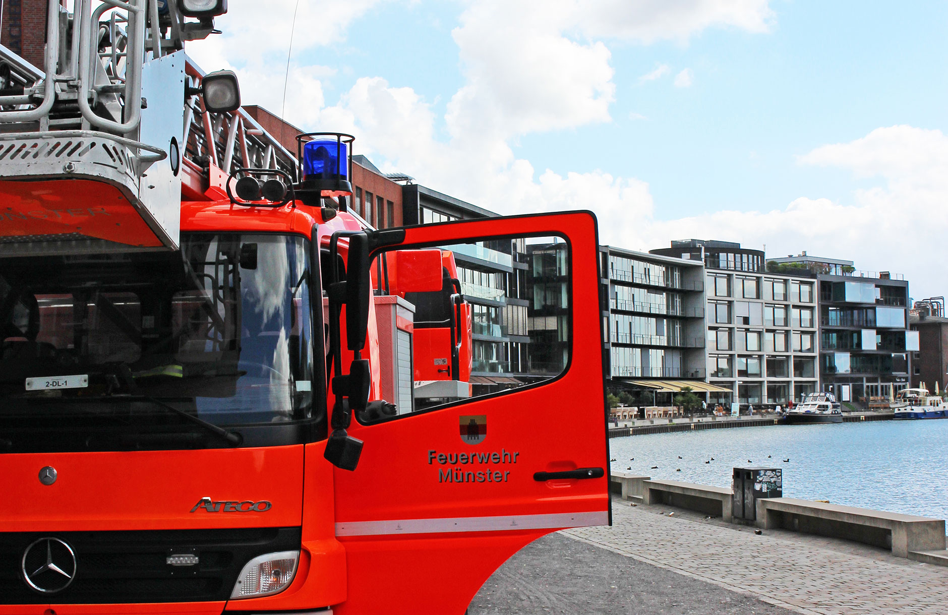 Im Notfall mit Blaulicht – beim Fotoshooting für Münsters Feuerwehr LFS Münster: Fotoshooting für die Feuerwehr in Münsters Hafen